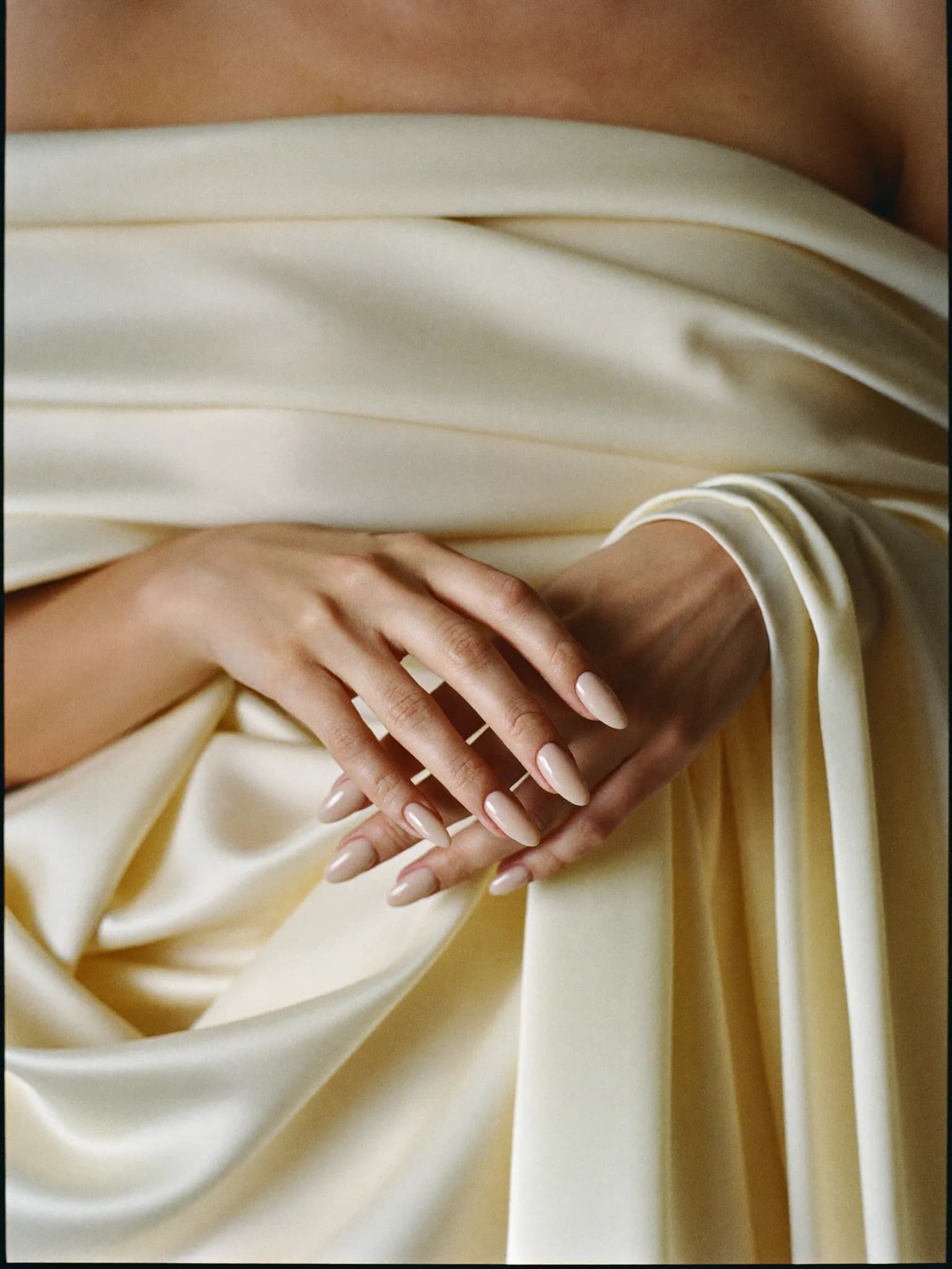Detalle de manos con manicure nude